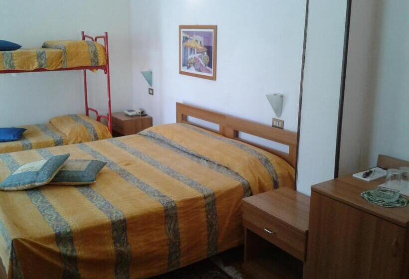 חדר סטנדרט לשלושה עם מרפסת, Garden Hotel Tabiano