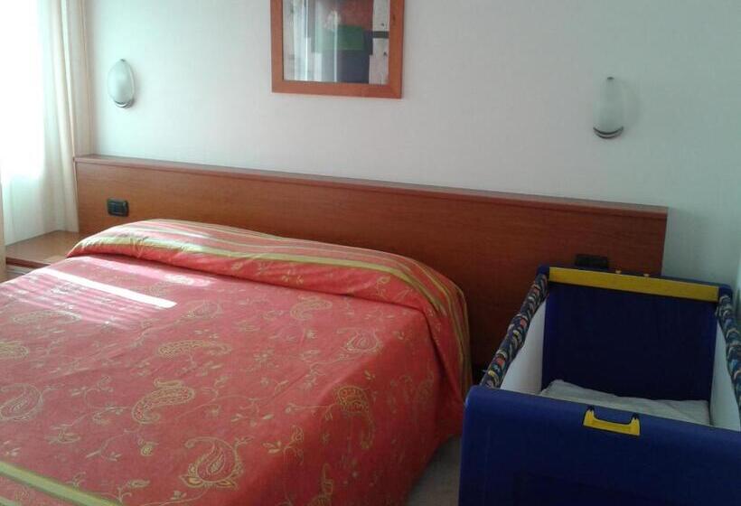 חדר סטנדרט לשלושה עם מרפסת, Garden Hotel Tabiano