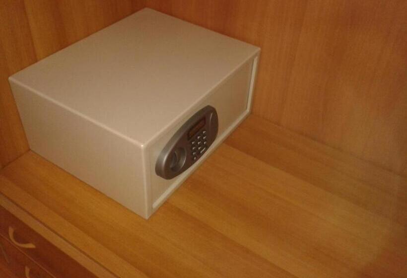 חדר סטנדרט לשלושה עם מרפסת, Garden Hotel Tabiano