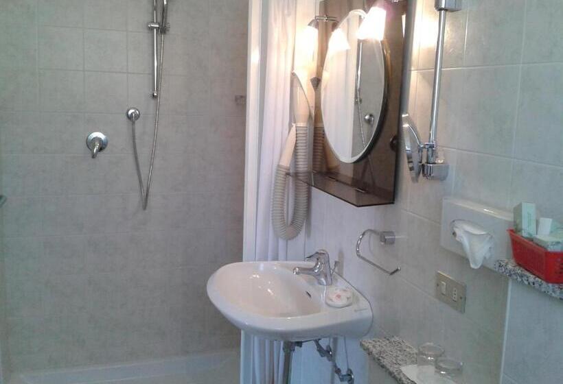 חדר סטנדרט לשלושה עם מרפסת, Garden Hotel Tabiano