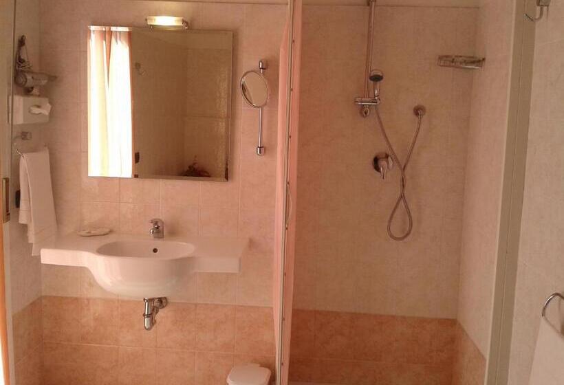 חדר סטנדרט לשלושה עם מרפסת, Garden Hotel Tabiano