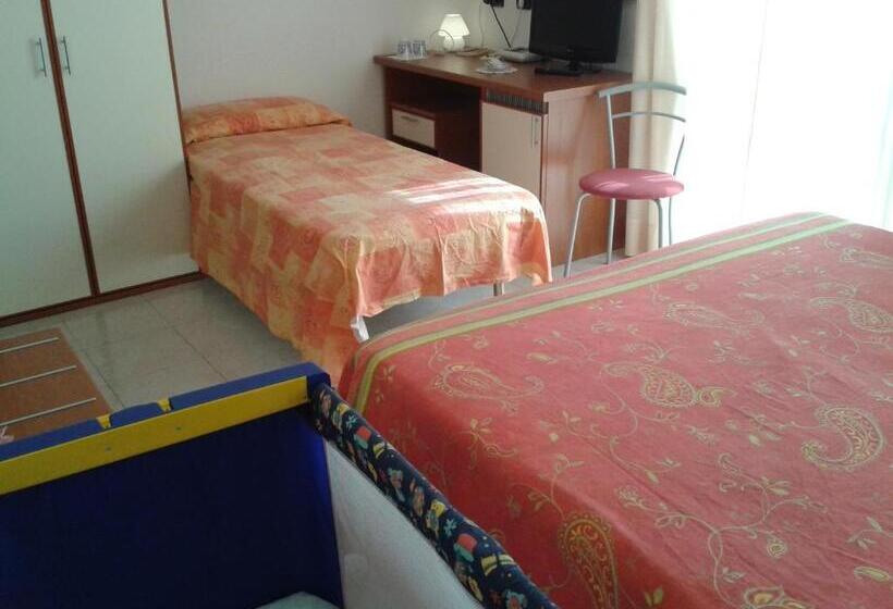 חדר לארבעה סטנדרטי עם מרפסת, Garden Hotel Tabiano