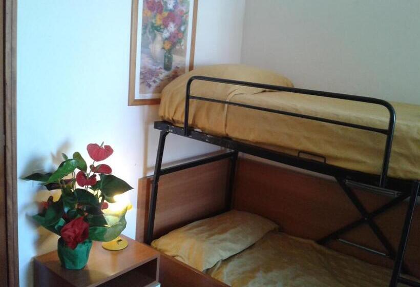 חדר לארבעה סטנדרטי עם מרפסת, Garden Hotel Tabiano