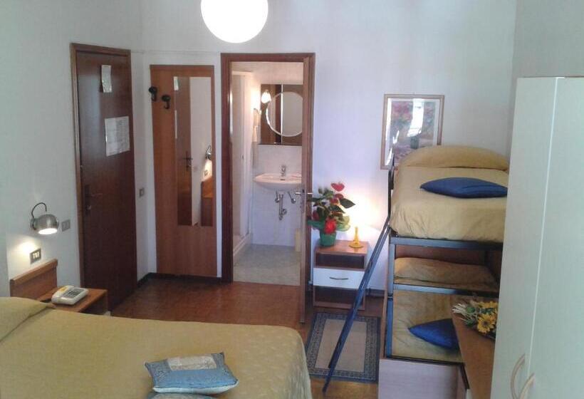 חדר לארבעה סטנדרטי עם מרפסת, Garden Hotel Tabiano