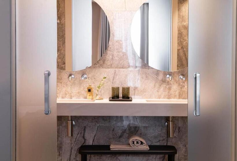 جناح مزود بجاكوزى, Litta Palace Milano