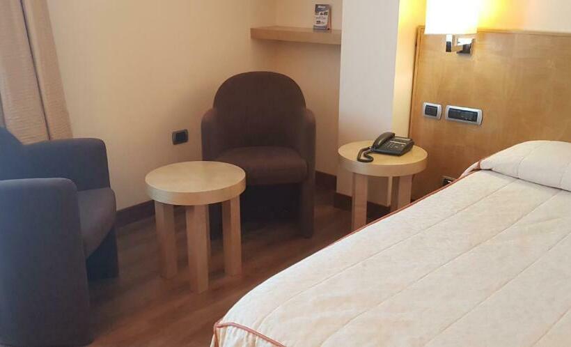 חדר סטנדרט יחיד, Tiffany Milano