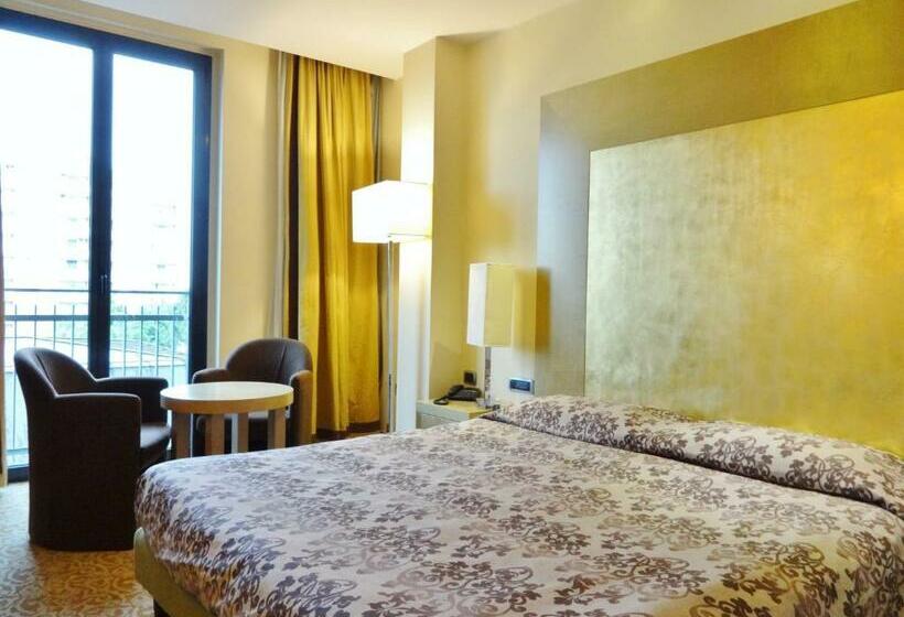 חדר סטנדרט, Tiffany Milano