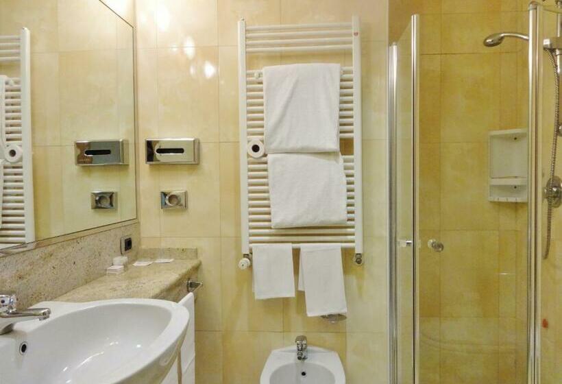 חדר סטנדרט, Tiffany Milano