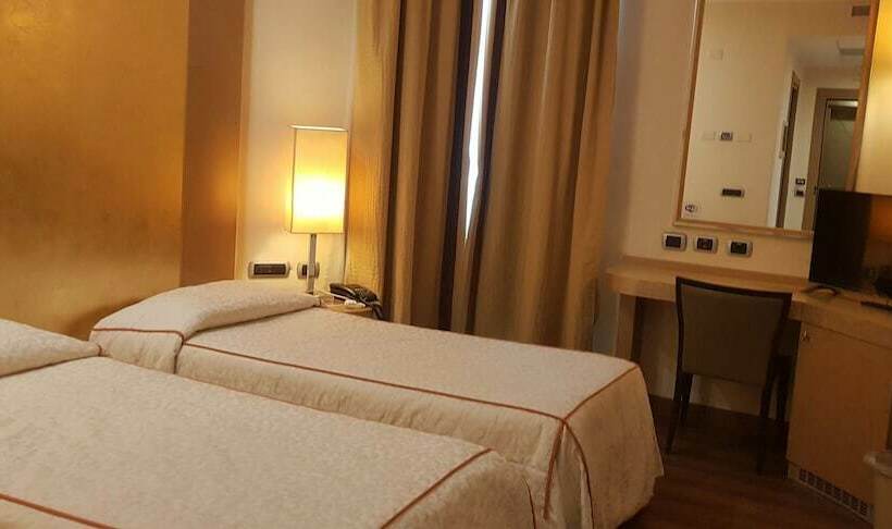 חדר סטנדרט, Tiffany Milano