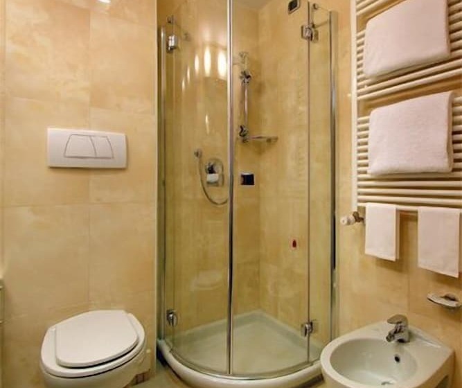 חדר סטנדרט יחיד, Tiffany Milano