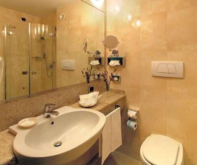 חדר סטנדרט יחיד, Tiffany Milano