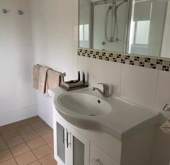 اتاق لوکس, Cattlemans Country Motor Inn & Serviced Apartments