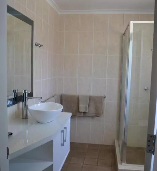 اتاق خانوادگی, Cattlemans Country Motor Inn & Serviced Apartments