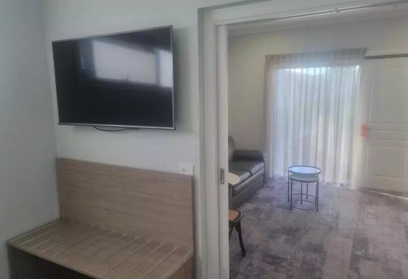 キングサイズベッドのスタンダードルーム, Comfort Inn Deakin Palms