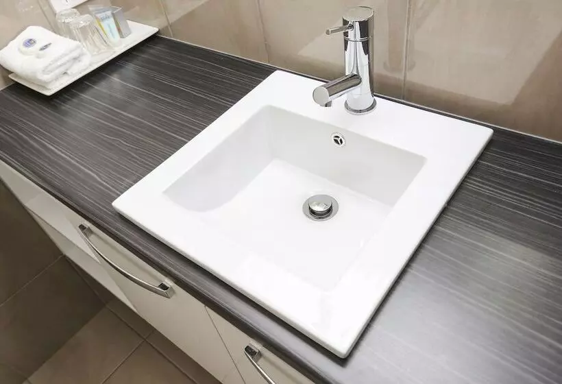 スタンダードスタジオ, Comfort Inn Deakin Palms