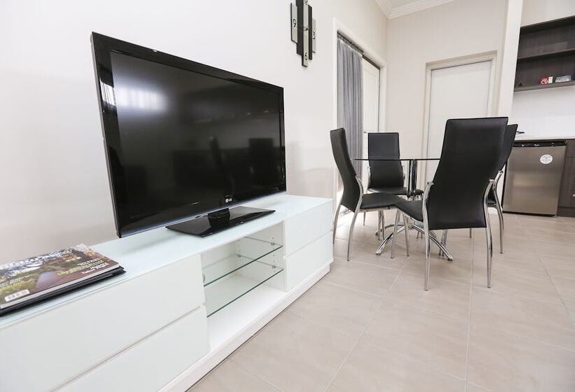 스탠다드 스튜디오, Comfort Inn Deakin Palms
