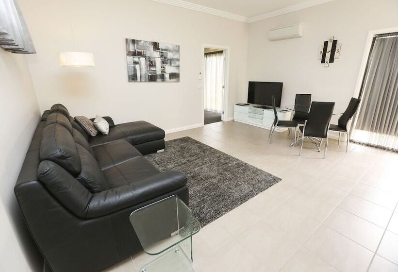 스탠다드 스튜디오, Comfort Inn Deakin Palms