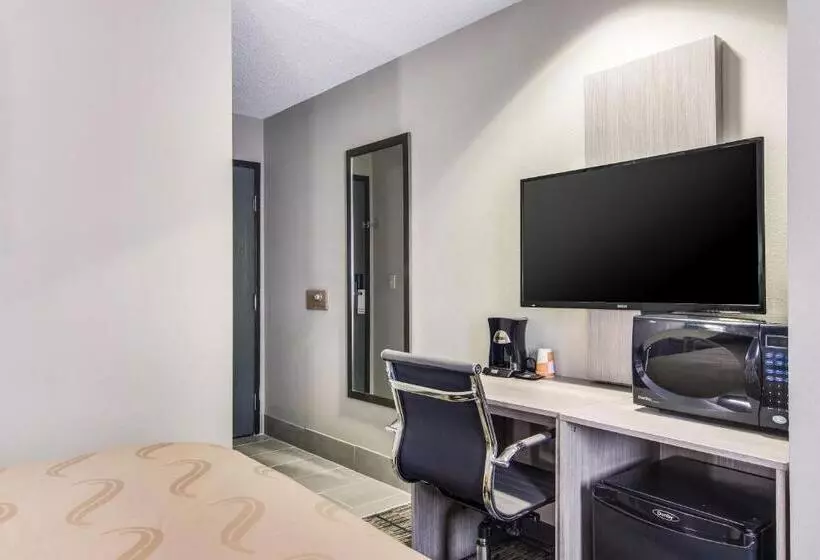 キングサイズベッドのスイートルーム, Quality Inn & Suites Grove Cityoutlet Mall