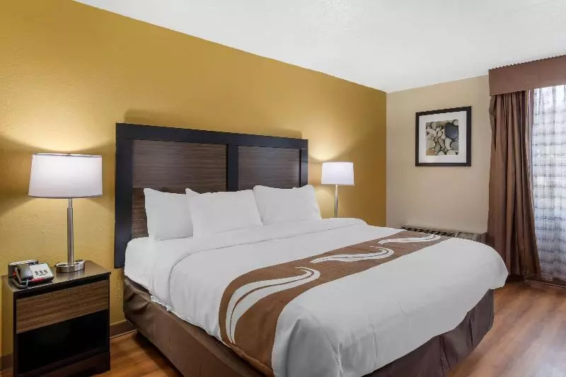 キングサイズベッドのスイートルーム, Quality Inn & Suites