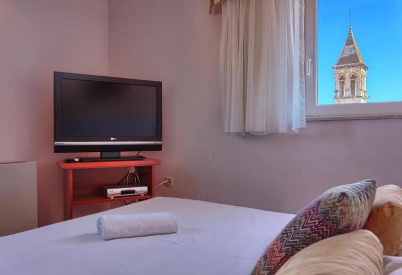 Апартаменты 2 Спальни, Trogir