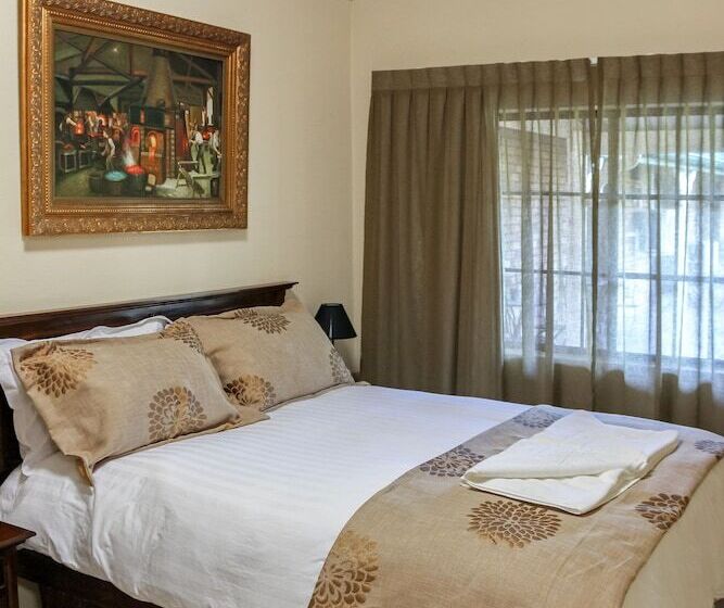 اتاق اجرایی, Overlander Homestead Motel