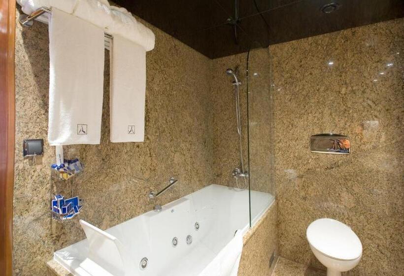 جناح جونيور, Anel