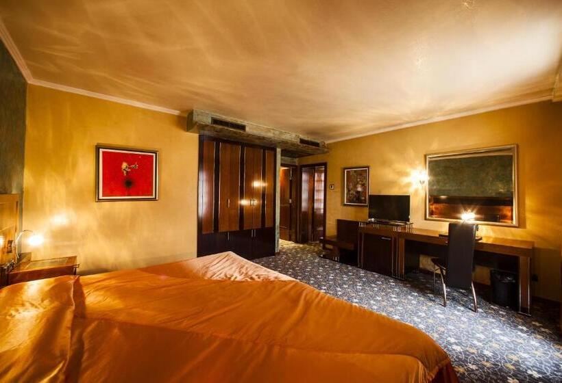 جناح جونيور, Anel