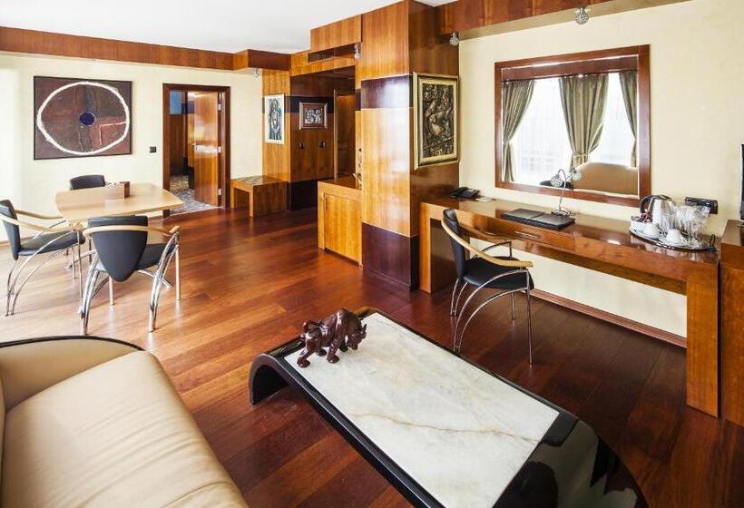 جناح ديلوكس, Anel