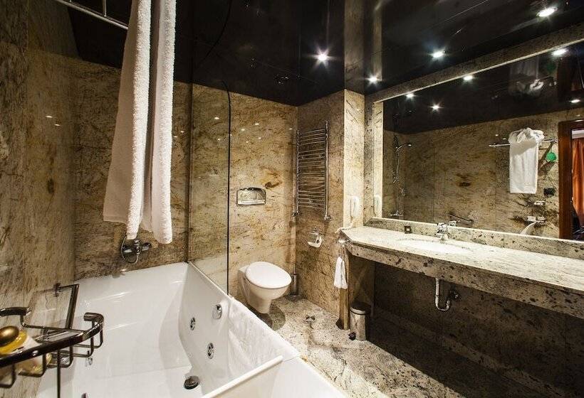 جناح جونيور, Anel