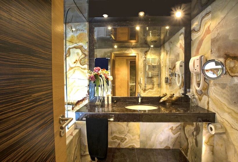 جناح جونيور, Anel