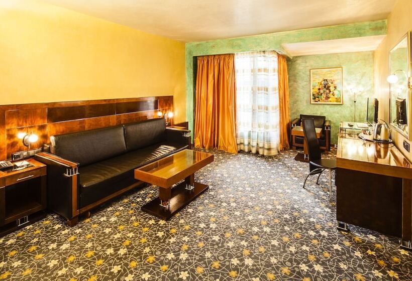 جناح جونيور, Anel