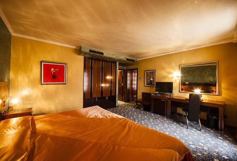 جناح جونيور, Anel