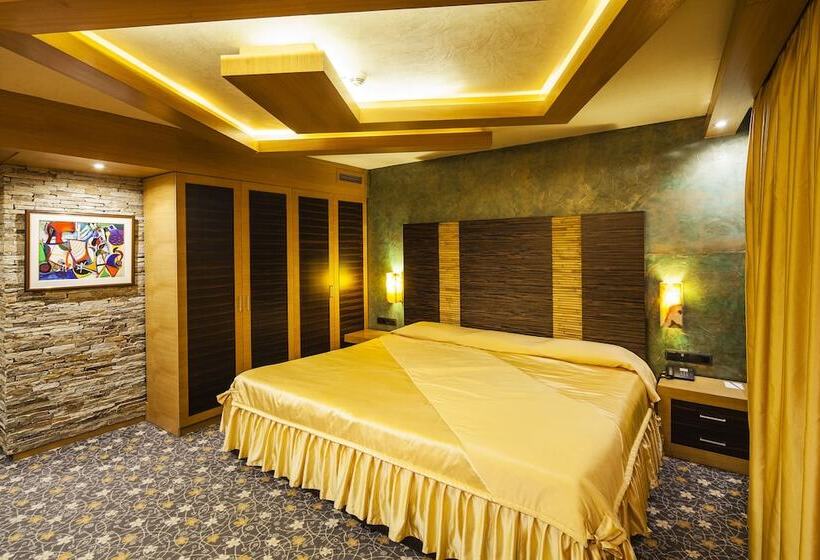 جناح جونيور, Anel