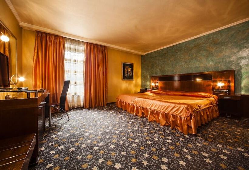 جناح جونيور, Anel