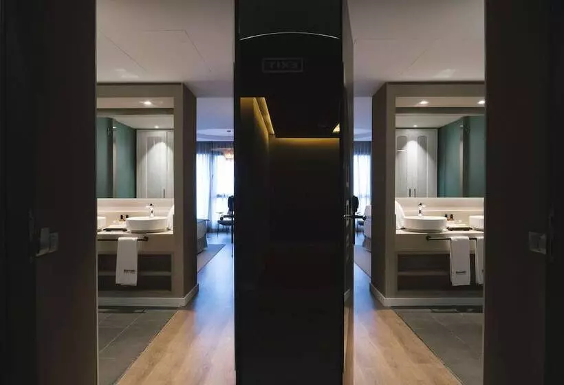 اتاق خانوادگی, Barcelo Oviedo Cervantes