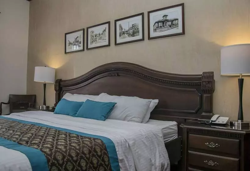 Junior Suite, Colonial