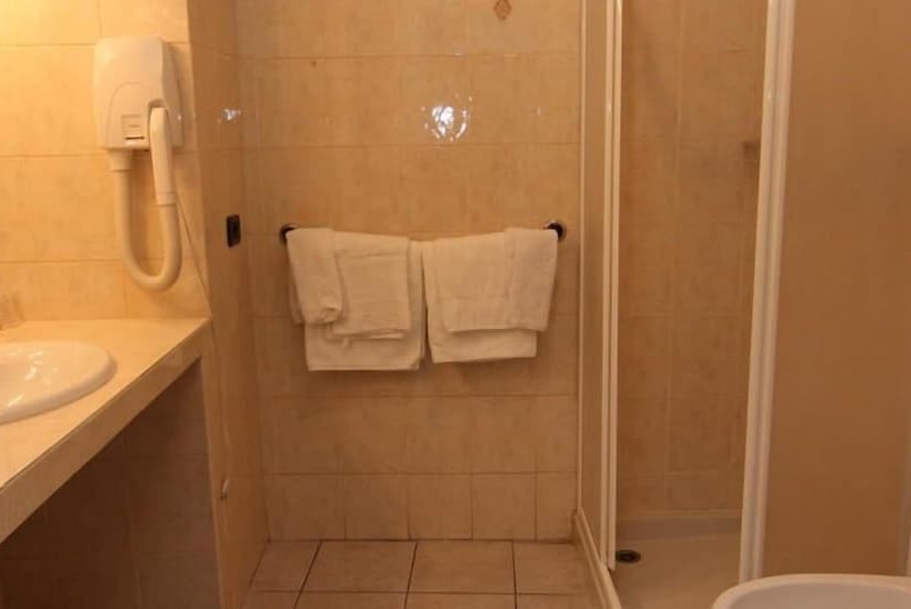 غرفة قياسية فردية, Esperia