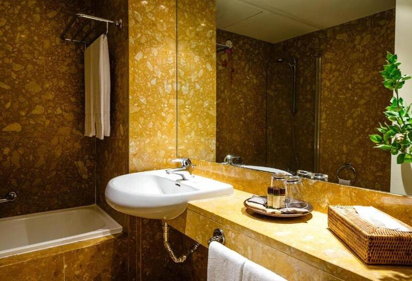 غرفة عائلية, Fonte Santa