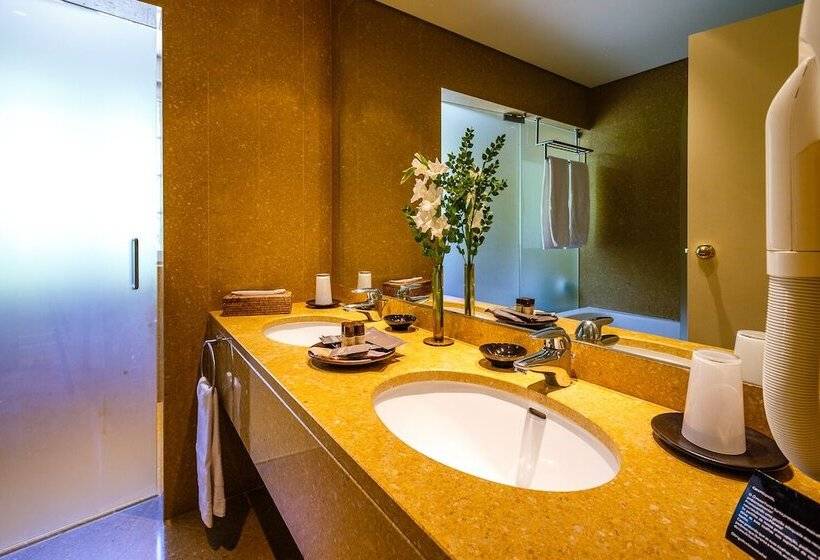 جناح, Fonte Santa