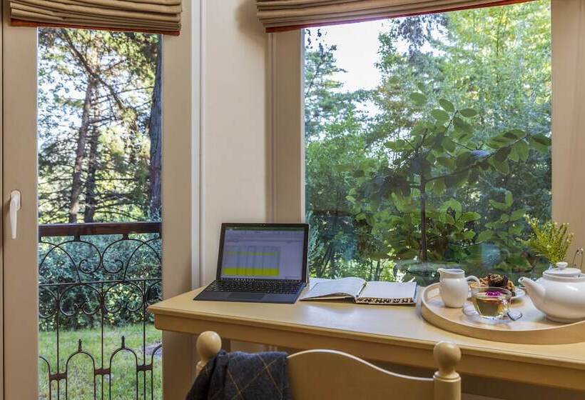 غرفة عائلية, Fonte Santa