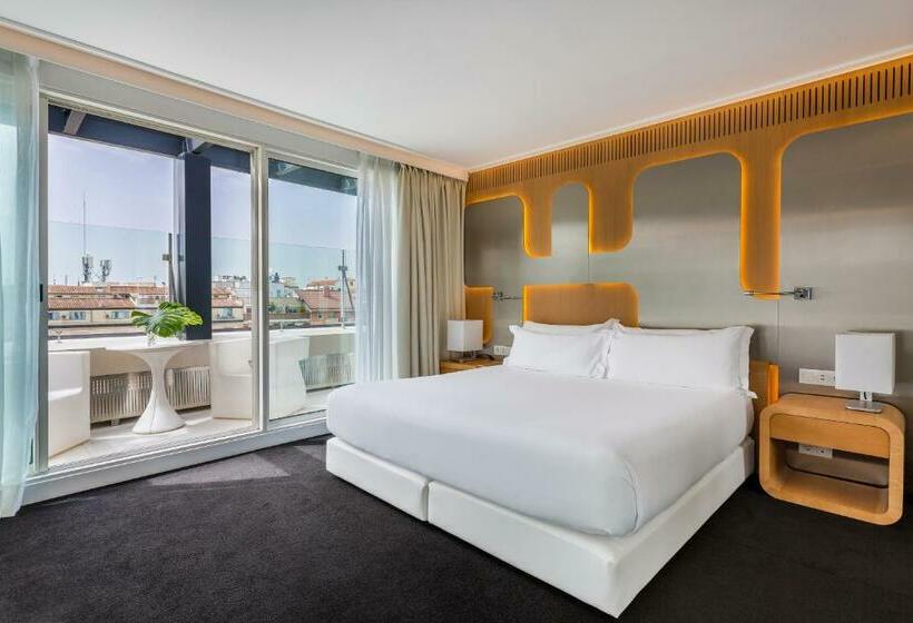 سوییت لوکس, Room Mate Oscar