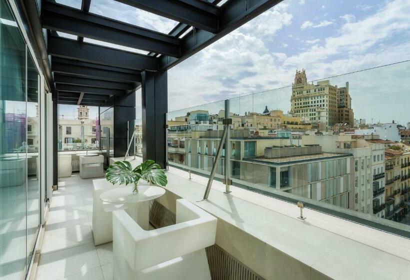 سوییت لوکس, Room Mate Oscar