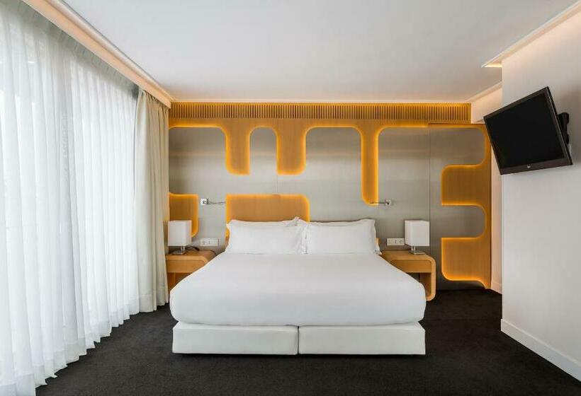 سوییت لوکس, Room Mate Oscar