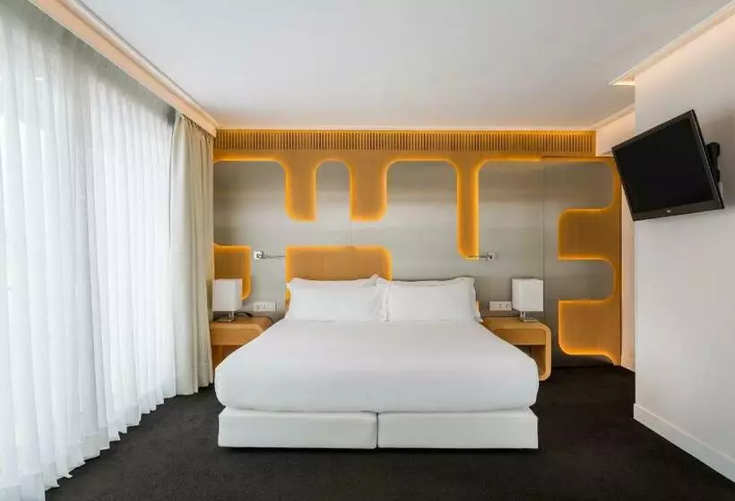 سوییت لوکس, Room Mate Oscar