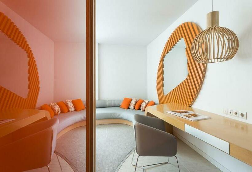 اتاق استاندارد سه نفره, Room Mate Oscar