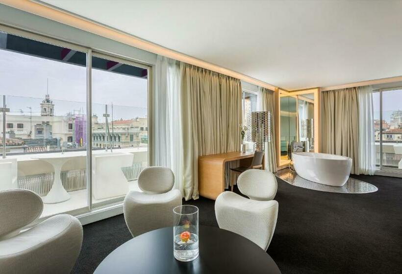 سوییت لوکس, Room Mate Oscar