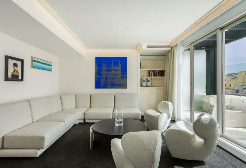 سوییت لوکس, Room Mate Oscar