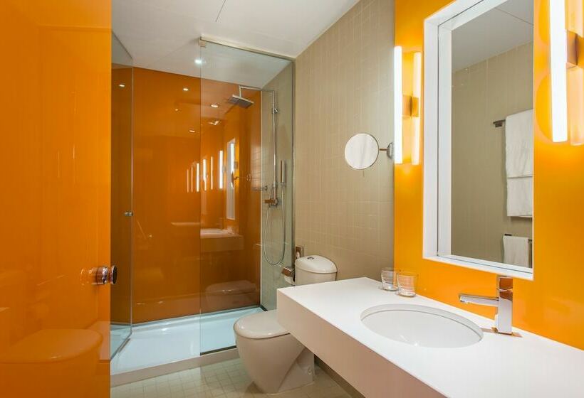 اتاق استاندارد سه نفره, Room Mate Oscar