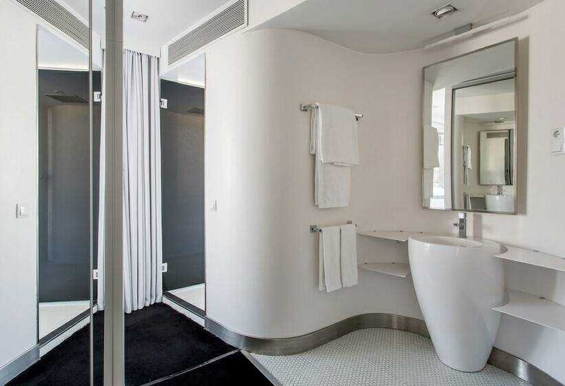 سوییت جونیور, Room Mate Oscar