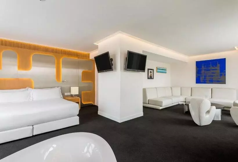 سوییت لوکس, Room Mate Oscar